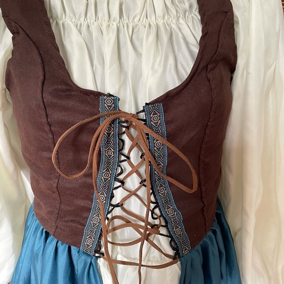 Costume - Picture 4 of 6